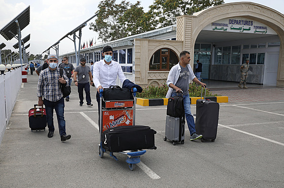 Lidé se snaží odletět z mezinárodního letiště v afghánském Kábulu. (14. srpna...