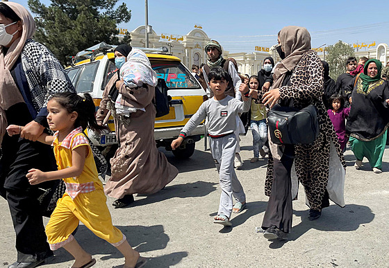 Ženy se svými dětmi se snaží dostat na mezinárodní letiště v Kábulu. (16. srpna...
