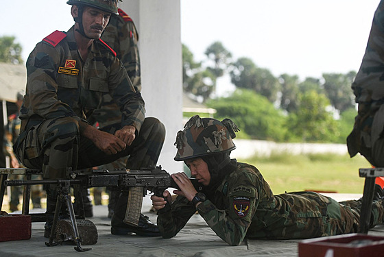 Kadetka afghánské armády střílí při tréninku v indickém městě Čennai. (19....