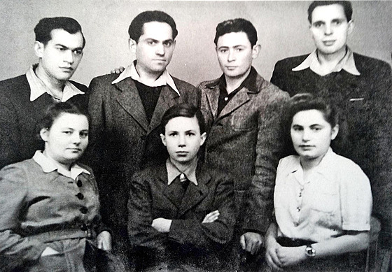 Kamarádi z odbojové skupiny Svoboda v Budapeti roku 1944. Vpravo dole je Renia...