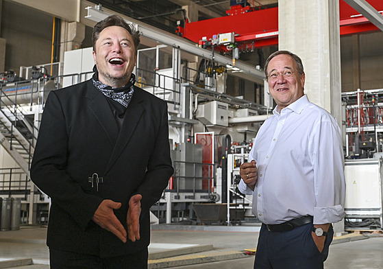 Armin Laschet a Elon Musk na obhlídce stavby továrny Tesla Gigafactory v...