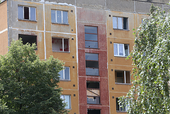 Panelový dům v problémové lokalitě Bíliny na Teplicku.
