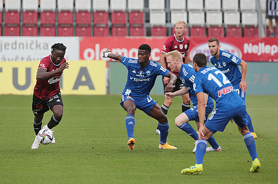 Fortune Akpan Bassey (vlevo) p�i gólové akci, zastavit se ho sna�í obránci...