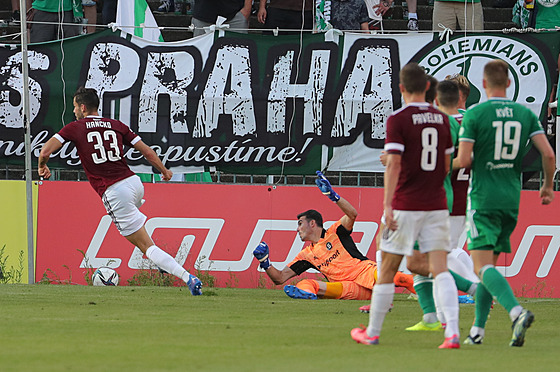 Momentka ze zápasu 4. kola Fortuna ligy mezi Bohemians (v zeleném) a Spartou