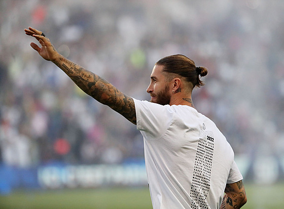Sergio Ramos se zdraví s fanou�ky p�i p�edstavování nových posil PSG p�ed...