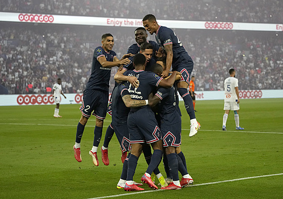 Fotbalisté PSG spolen kepí po první brance v utkání proti trasburku.