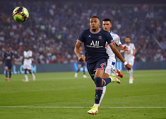 Kylian Mbappé z Paris St. Germain bí za míem.