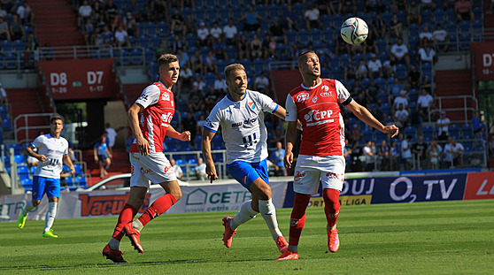 Baníkovský Nemanja Kuzmanovi (uprosted) v souboji s pardubickým Tomáem...