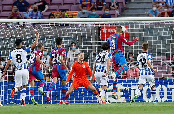 Barcelonský Gerard Piqué (3) otevírá hlavikou skóre zápasu proti Realu...