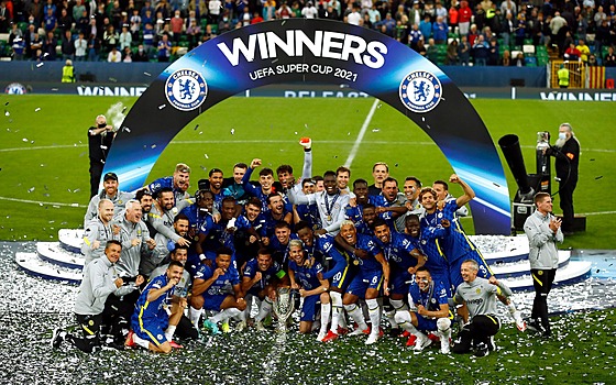 Fotbalisté Chelsea se radují s trofejí pro vítze Superpoháru UEFA.