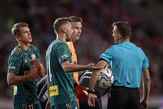 Fotbalisté Legie Varava komunikují s rozhodím Felixem Zwayerem.