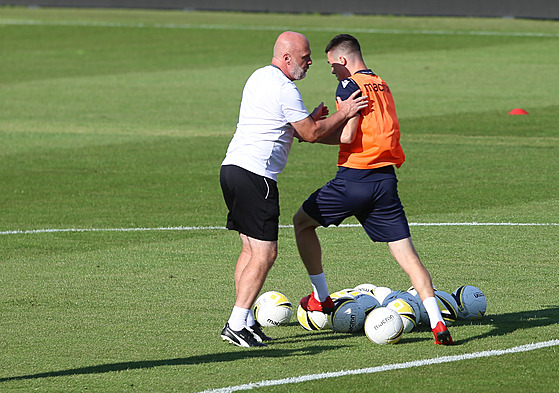 Plzeský kou Michal Bílek pouchuje v pedzápasovém tréninku Dominika Janoka.