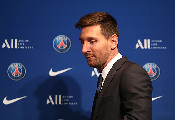 Lionel Messi, nová posila Paris St. Germain, na první tiskové konferenci po...