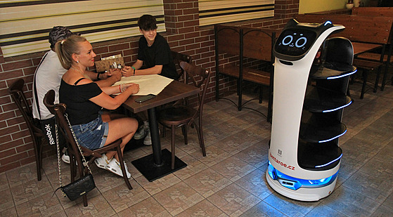 Robotický číšník obsluhuje hosty v restauraci v centru Orlové na Karvinsku.