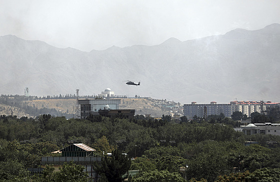 Američtí diplomaté a další pracovníci se pomocí vrtulníků přesouvají ze svého...