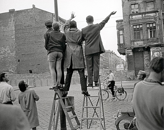 Obyvatelé Západního Berlína mávají na druhou stranu. (1961)