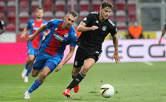 Plzeský útoník Tomá Chorý stíhá soupee z CSKA Sofie v play off Konferenní...