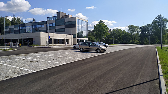 Město Havlíčkův Brod chce vyššími sazbami přimět řidiče k tomu, aby nechávali své vozy jinde než v centru. Na velkém parkovišti u krajské knihovny je 126 míst a mnoho týdnů bylo takřka prázdné. Tento snímek je z konce srpna.