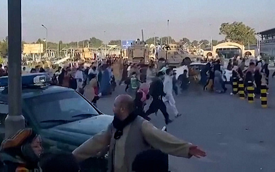 Afghánci utíkají na letiště, v pozadí je slyšet střelba