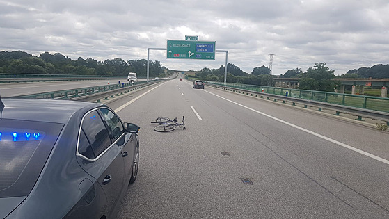 idii spadlo jízdní kolo z nosie na dálnici D3 u Sobslavi.