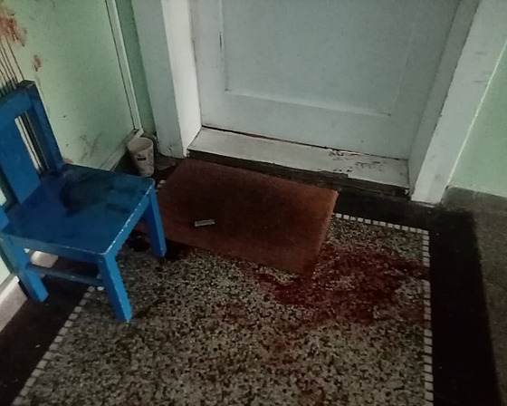 Po noní arvátce v Palachov ulici zstala v dom kalu krve.