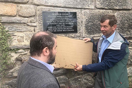 Petr Rojík a starosta Kraslic Roman Kotilínek odkrývají pamětní desku.
