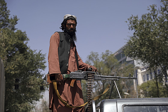 Tálibánský bojovník v Kábulu drí strá ped prezidentským palácem (16. srpna...