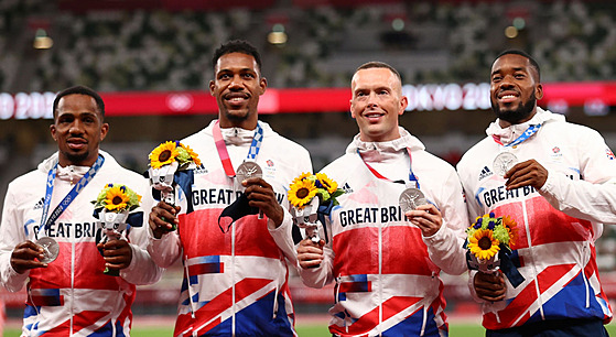 Chijindu Ujah (vlevo) jako len stíbrné britské olympijské tafety na 4x400...