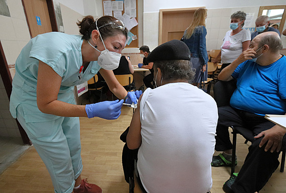 Mobilní očkovací tým koncem července očkoval lidi bez domova v karlovarském...