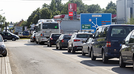 Nkolik souasn probíhajících oprav zpsobovalo loni v Prostjov opakovan dopravní kalamitu a kolony dlouhé a nkolik kilometr. Na snímku píjezd od obce Drovice.