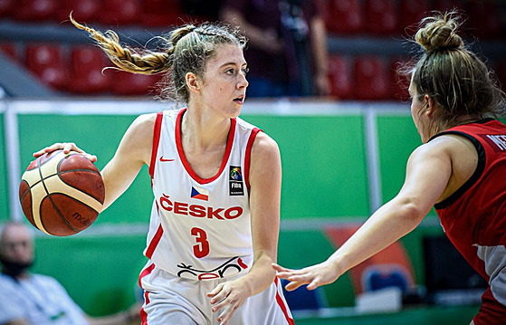 �eská basketbalová nad�je Dominika Paurová v utkání s Kanadou