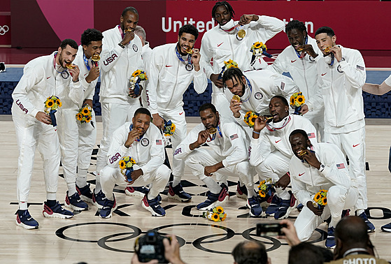 Američtí basketbalisté slaví se zlatými olympijskými medailemi z Tokia.