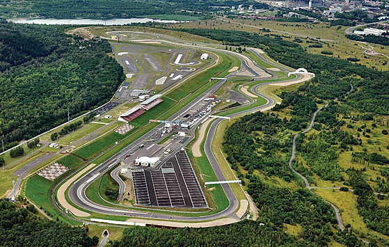 Letecký pohled na mostecký autodrom