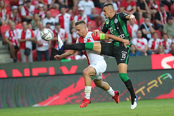 Slávistický kapitán Stanislav Tecl se v utkání s Ferencvárosem pokouí...
