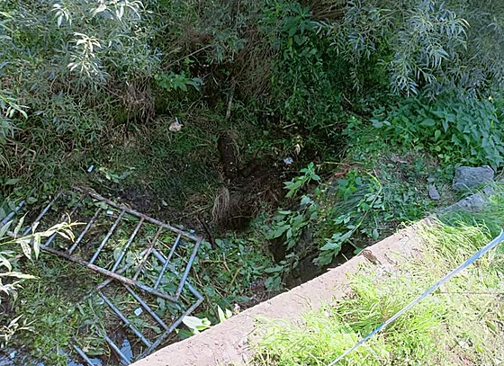 Dva dlníci spadli ze tymetrové výky pi oprav mostku pes eku Otavu v...