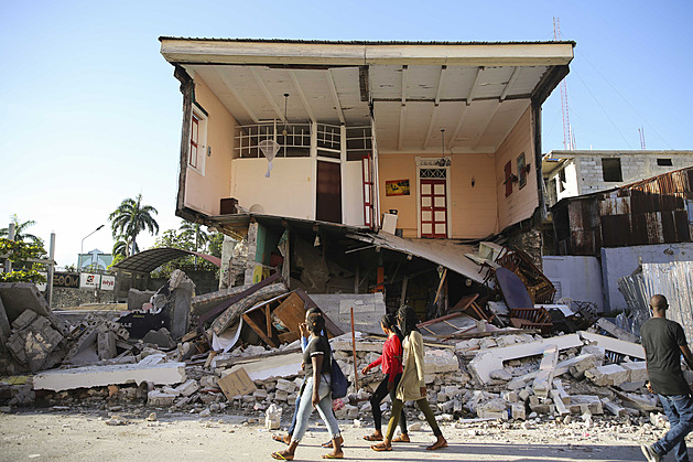 Počet obětí zemětřesení na Haiti jde do stovek, v troskách hledají přeživší