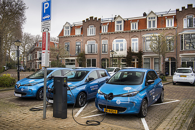 Nový nápad z Bruselu: firemní služební auta povinně elektrická od roku 2030