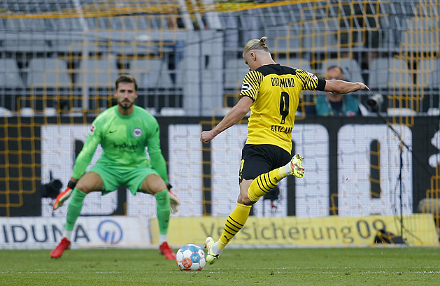 ONLINE: Augsburg s Morávkem hraje ve Frankfurtu, v akci je i Dortmund