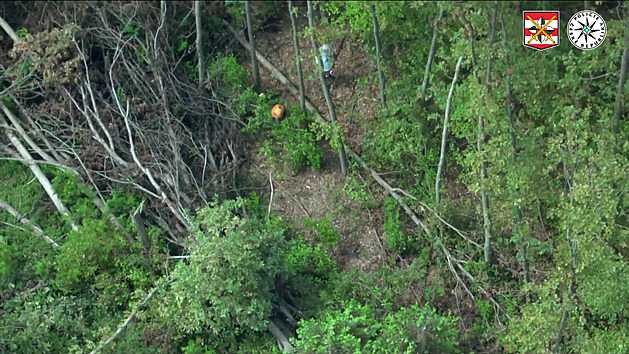 Senior bloudil v lese poničeném tornádem, našel ho vrtulník s termovizí