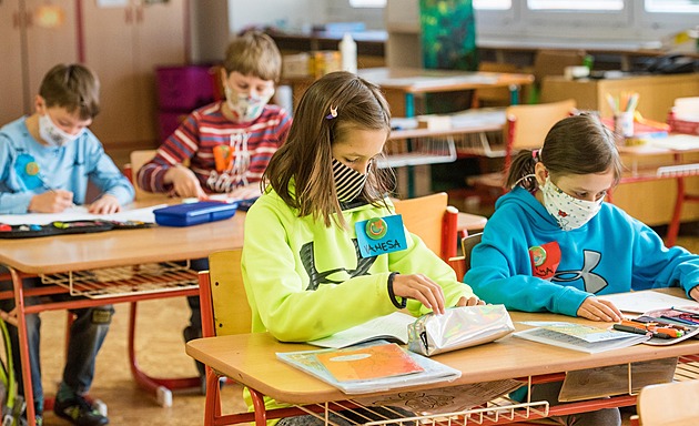 Školní pokus na dětech. Žáci napříč Českem zkusí kombinovanou výuku