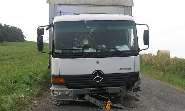 idi nákladního vozu nezvládl ízení a poniil krajnice i auto. Nadýchal více...