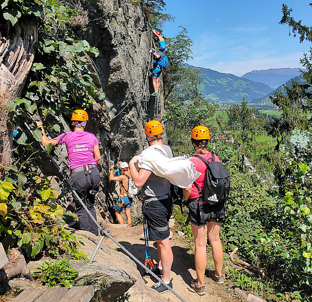 Válení na pláži Češi vyměnili za adrenalin. Co vše kryje cestovní pojištění?