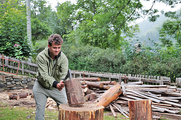 Jednou z hlavn�ch aktivit dobrovolnick�ho workcampu na Hauen�tejn� je �t�p�n�...