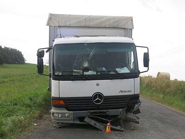 idi nákladního vozu nezvládl ízení a poniil krajnice i auto. Nadýchal více...