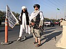 Bojovníci Tálibánu ped budovou ministerstva vnitra v Kábulu (16. srpna 2021)