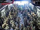 Operace PITTING. Brittí výsadkái pilétají do Kábulu, kde pomáhají s evakuací...