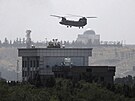 Helikoptéra Chinook evakuuje americkou ambasádu v Kábulu, kam v nedli...