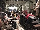 Pohled do útrob italského vojenského letounu evakuujícího afghánské...