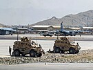 Amerití vojáci z 82. výsadkové divize udrují perimetr na letiti v afghánském...