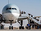 Amerití diplomaté evakuovaní z Afghánistánu nasedají na letadlo na základn Al...